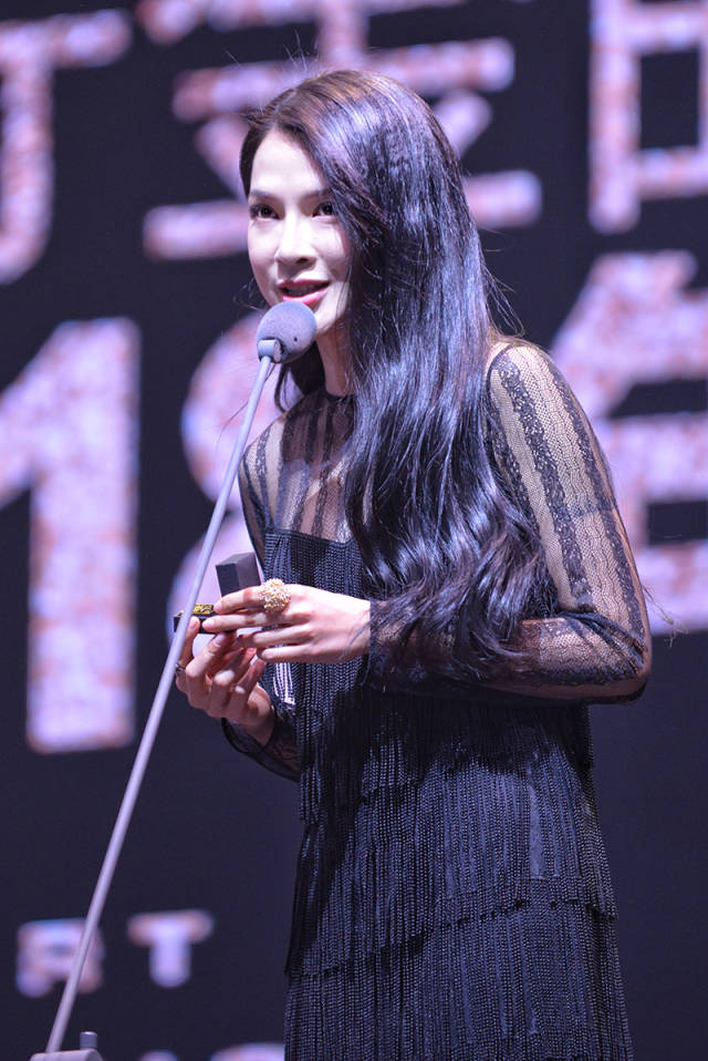 艾菲获年度时尚人物 自信态度力主年轻新势力