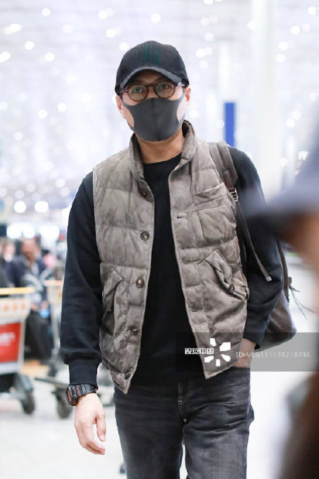 靳东罕见戴口罩现身机场,获悉原因后网友大呼暖心