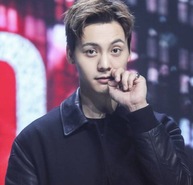 邓紫棋变幼稚园小朋友,在陈伟霆,胡海泉面前上演幼稚日常,太逗