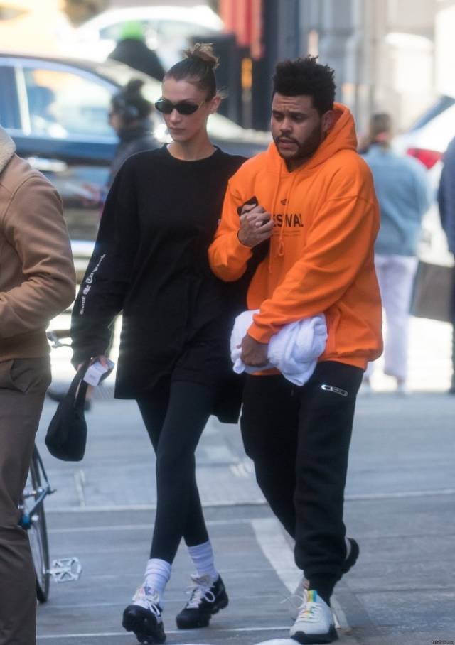 bella hadid与男友出街时,一身黑的显瘦穿搭,再配个黑色太阳镜,帅气