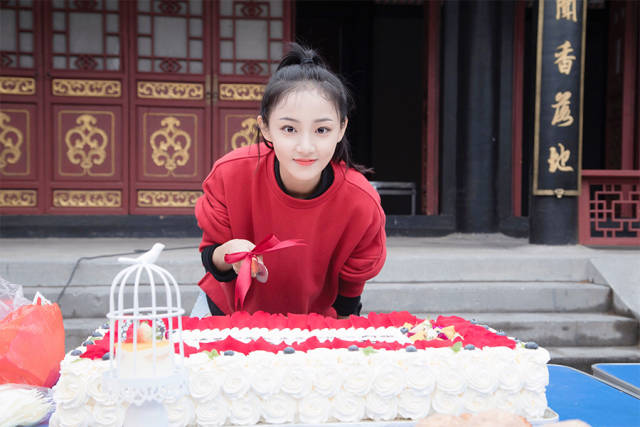 吴佳怡新剧杀青 片场欢脱秒变"尬舞少女"