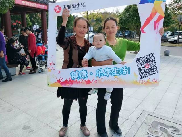 跳过热身晨操,举着拍照牌合影留念,大声说出我们的运动口号.