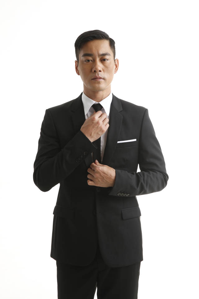 陈国坤西装写真诠释绅士风范 眼神深邃质感十足