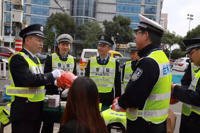 领导带头全警参与群众支持台州各地公安局长深入路面当一天交警