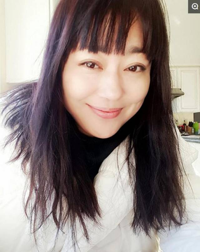 48岁李菁菁近照,结婚后惨遭丈夫抛弃,如今男友小她15岁