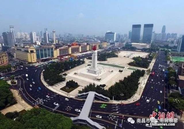 (依次是50年代,90年代和如今的八一广场)