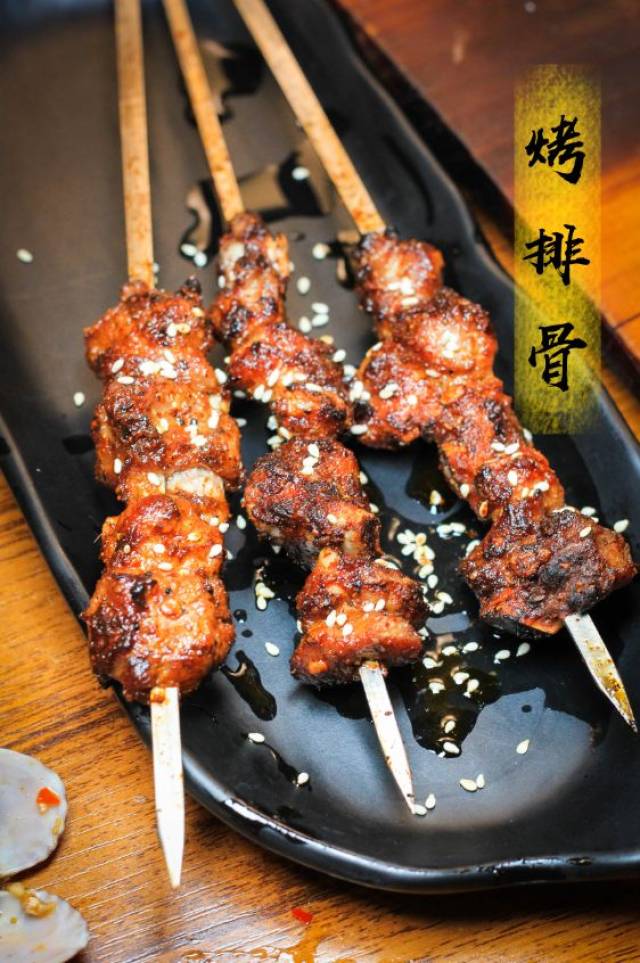 成都冬天的夜烧烤,没有冰啤酒,这么吃也很带劲儿!