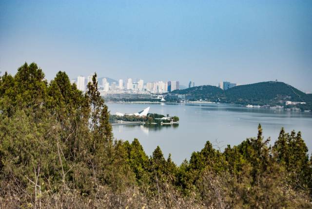 深秋时节登徐州云龙湖珠山,山上景色万千,山下秋韵美景醉人心田