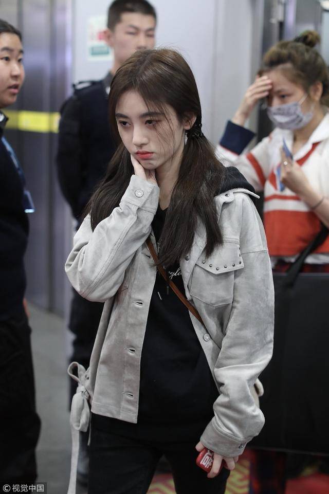 牙疼?鞠婧祎单手托腮噘嘴不开心 梳双马尾甜美清纯颜值高