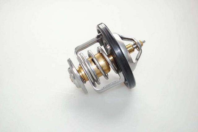 这时冷却液循环不经过水箱散热器,这样发动机能够尽快达到正常水温,当