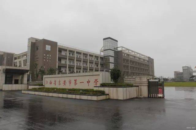 微吉安吉安一中全国中学生物理竞赛决赛三学子斩获两金一银