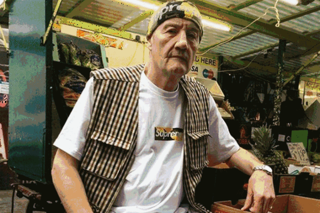 这个摆水果摊的大爷火了,天天穿supreme成了旅游景点