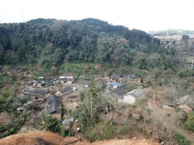 终于到达老寨乡中寨村易地扶贫搬迁安置点 错落有致的新房静静矗立在