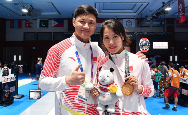 击剑男神仲满近照!大晒豪机名表,9岁女儿有望接班,妻年轻美貌