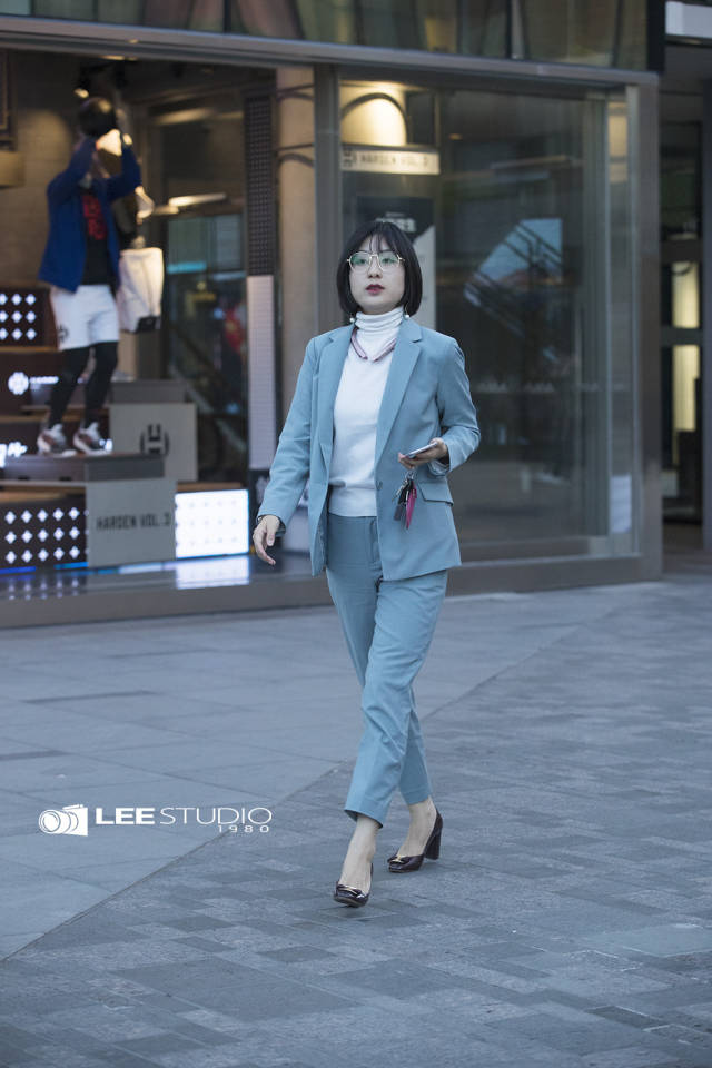 街拍;天蓝色职业套装,穿出女性的美