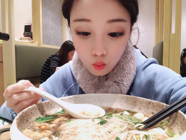 女主播冯提莫吃面自拍!网友:这盆子有你5个脸大吧