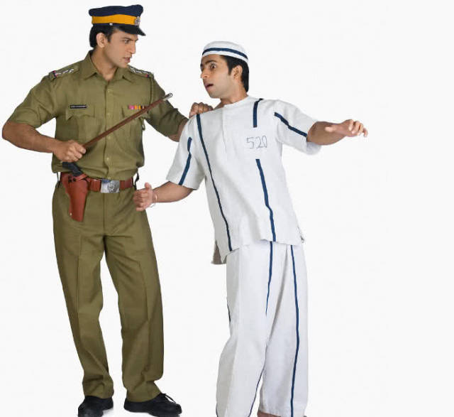 看看印度警察手里的这个"神器",你就明白为什么这里警察地位高