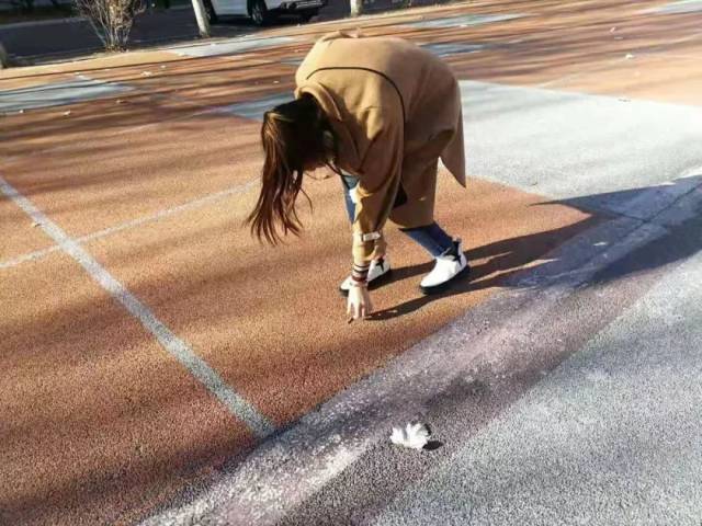 弯腰捡东西图片,弯腰捡东西的人物图片,弯腰图片卡通图片_大山谷图库