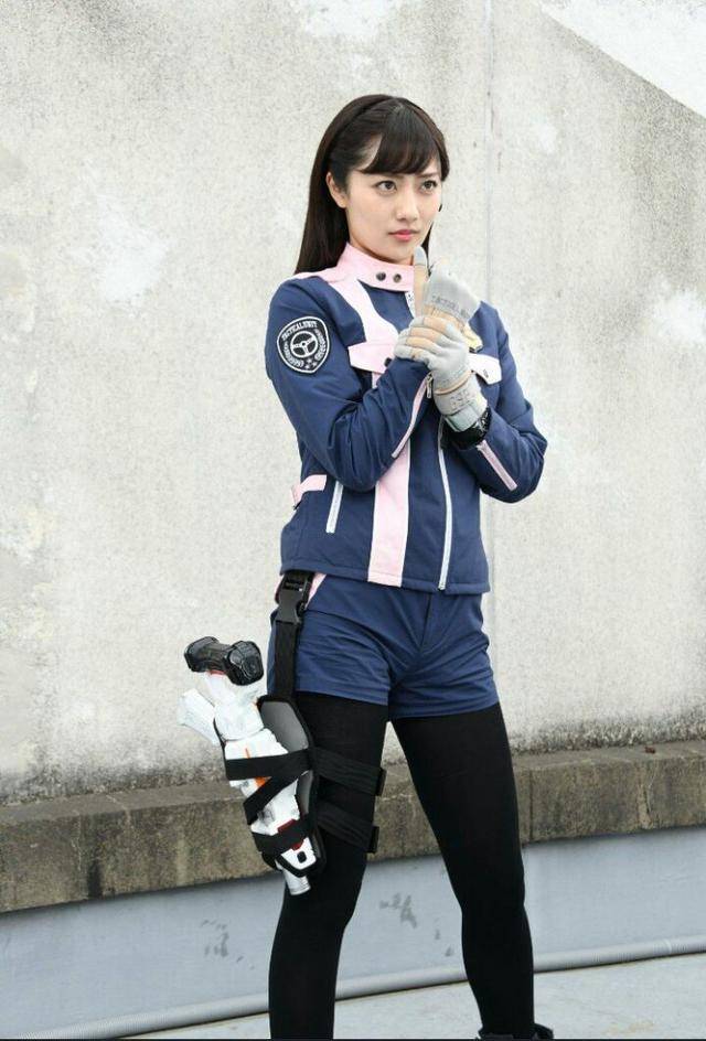 日本女著女星奥山和纱转拍战队剧 因为黑丝跌倒呢一幕而网上疯传