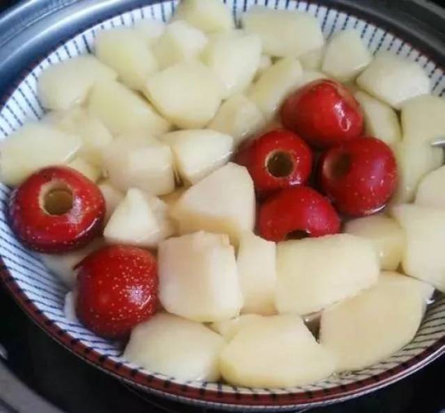 把苹果块儿和山楂放到加水的锅里.