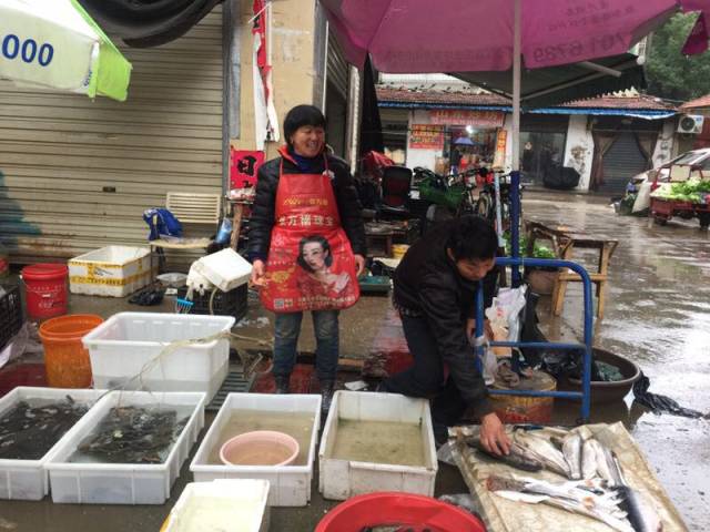 武汉51岁鱼铺店主菜市场打鼓卖鱼架子鼓敲出我的快乐