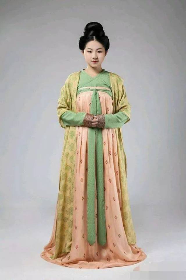 时尚比较各个朝代的服饰看看哪款最美