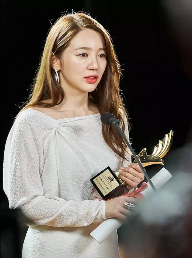 跌落的韩国巨星尹恩惠又火了!拼色穿出初恋感,黄色连衣裙更劲爆