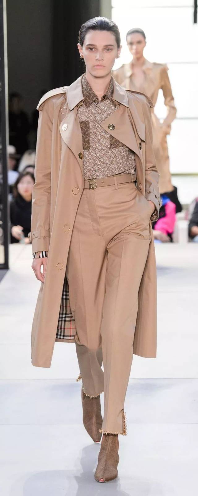 参与走秀,而且在多个场合出席活动和日常穿着也是不离burberry的风衣