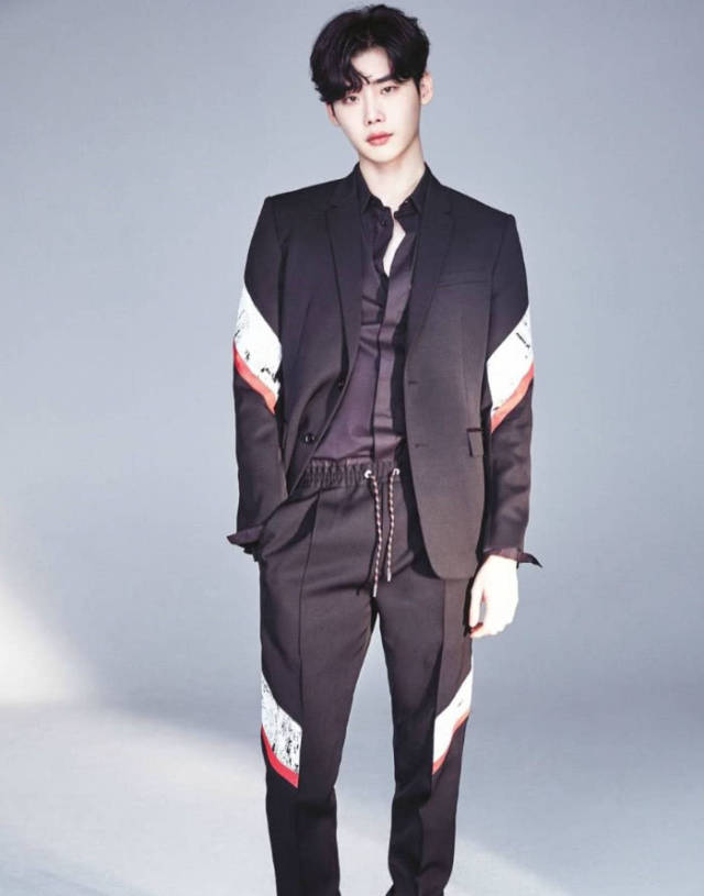 韩式发福的李钟硕,这身衣服看着显瘦10斤,和保镖亲密姿势亮了