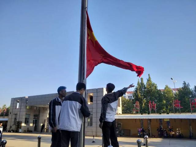 国旗下的讲话高二四班升旗每周举行的升旗仪式,增强了学生的爱国热情