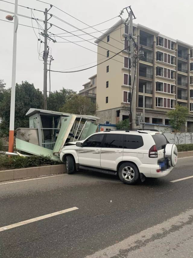 兴国模范桥头发生一起交通事故!_手机搜狐网