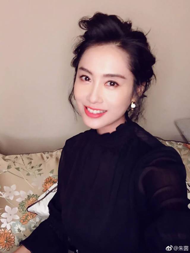 朱茵47岁素颜照曝光,终于明白她凭什么被宠成