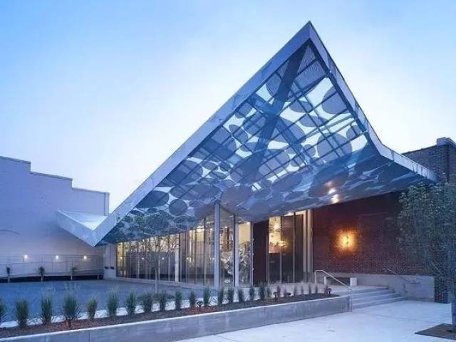 雨棚作为建筑物入口的一种功能型构件, 在造型的设计上, 可与建筑外