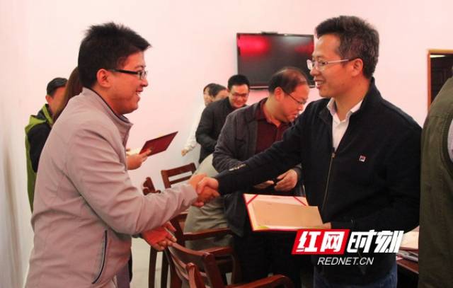 绥宁县委常委,副县长胡爱军(右)出席会议并为获奖的新闻工