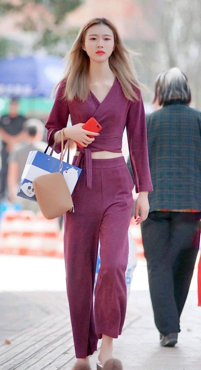 街拍:一米九一的大美女,高挑的背影十分的性感,尽显女神的气质