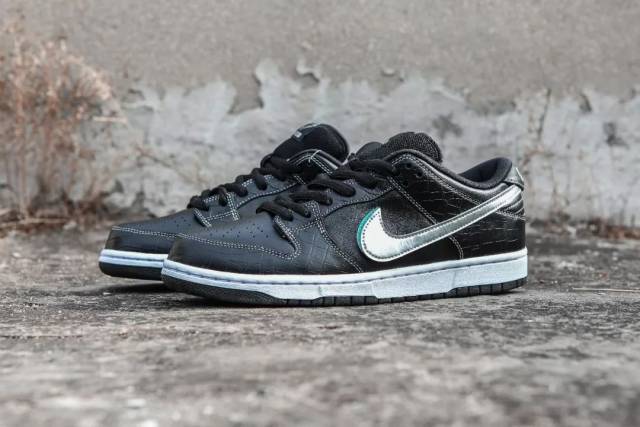 BT新品预告#【 可玩性极高的魔术贴设计| Diamond x Nike SB Dunk Low