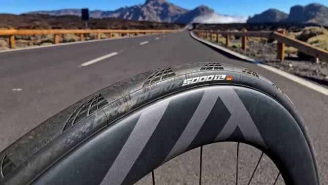近年来,真空胎在公路车上的应用愈发成熟,厂商们和车迷们也越来越了解