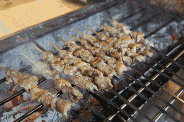 新疆烤羊肉串是新疆民族特色的风味小吃