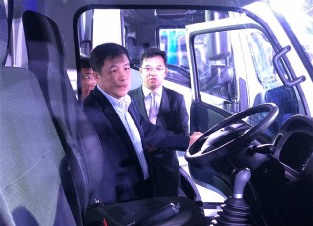 上汽大通南京分公司总经理浦玉山等领导出席发布会现场,与到场的经销