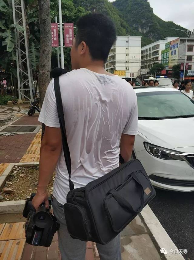 跟拍一次大活动,汗水浸湿了衣服.