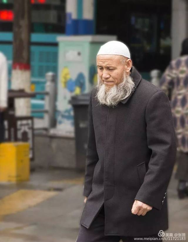 穆斯林每天五次来寺里做礼拜,称每日"五时"礼,即便因事不能来也要自行