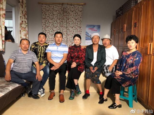 于月仙绿围巾配红裙参加电影节 瞬间想到《乡村爱情》谢大脚
