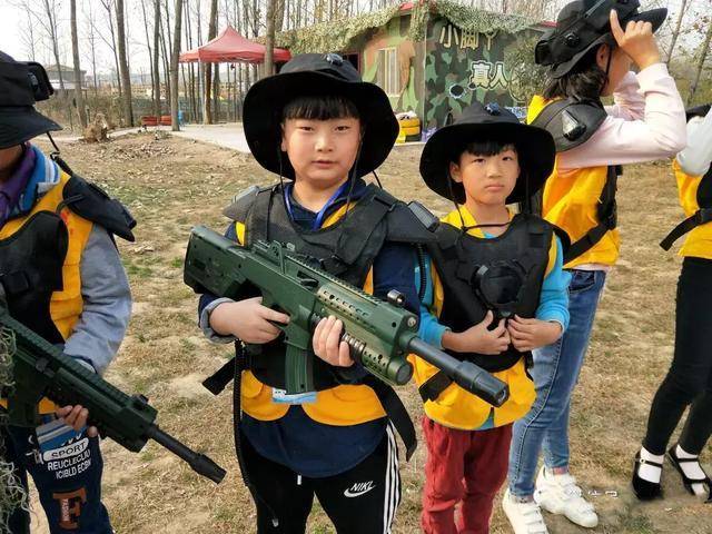 明港广电小记者走进新集小脚丫训练基地开启cs之旅