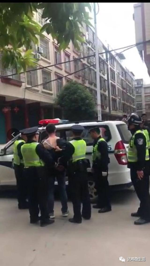 武鳴祥和小區附近,一男子被警方帶走 !