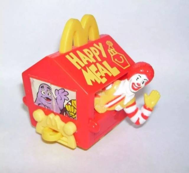 麦当劳里不光有炸鸡块,薯条,还有我们的玩具时光!