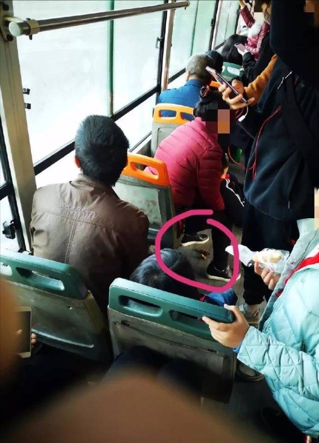 恶心!宜宾一女子竟让小孩在公交车上拉屎,满车都是屎味!