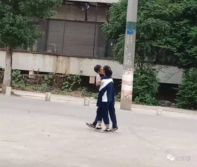 这么小小的年纪就不学好了,而且还是大马路上就干这般事件,放学时间段