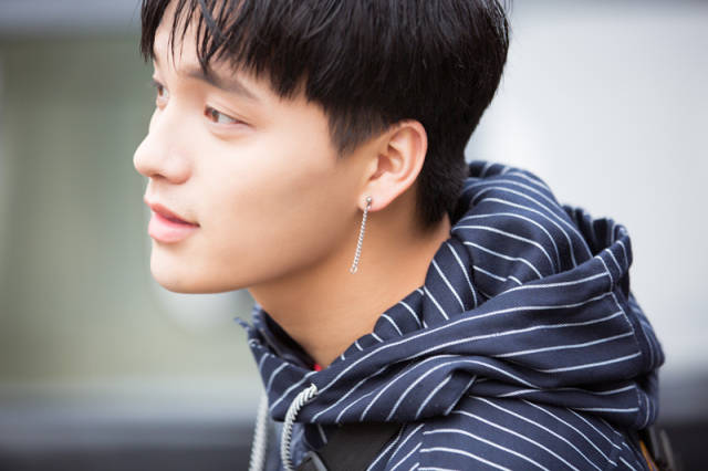 李祥祥冬日写真出炉 完美诠释痞帅风