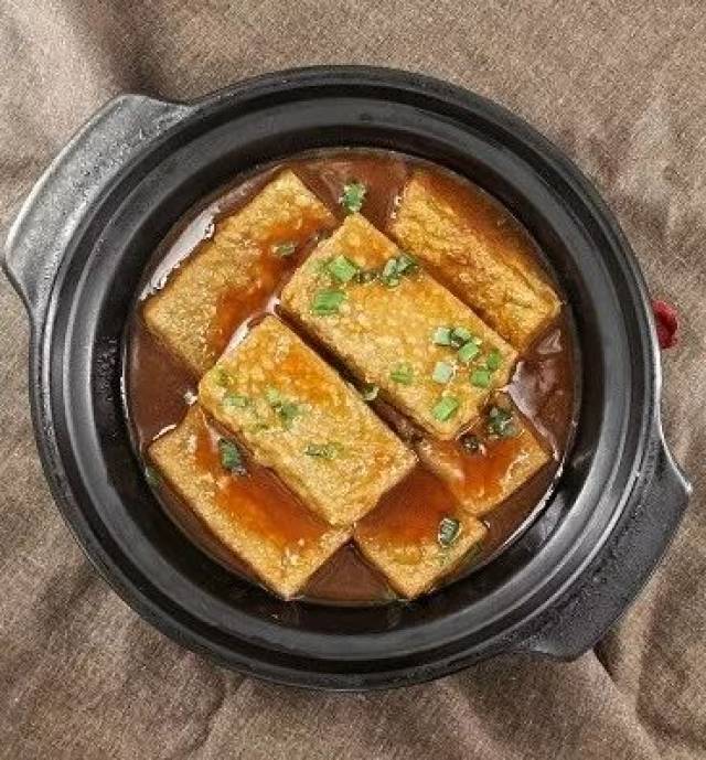 豆腐歌乌豆乌靴靴,乌豆开花叶相遮;叫个师傅来变化,变做豆腐奉释迦.