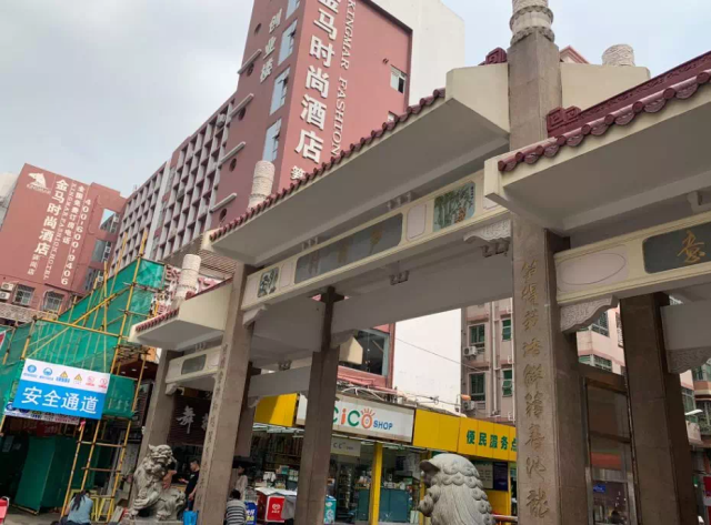 笋岗村牌坊的两侧刻着这样一副对联,字辞之间,散发着这个600年古村